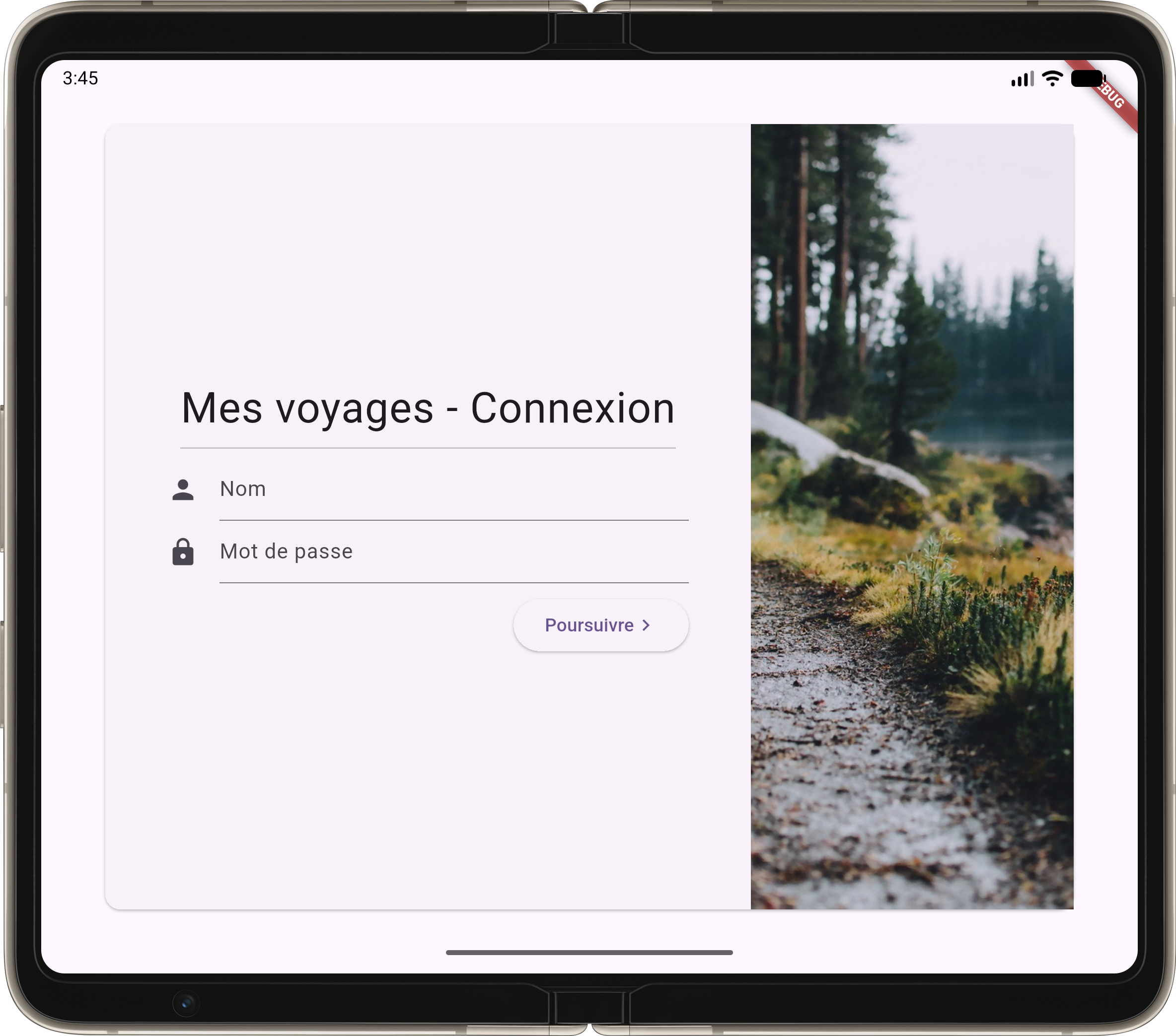 Capture d'écran de l'application sur un écran large. Au centre d'un fond gris clair se trouve une très large carte blanche divisée en deux parties. La moitié gauche contient le même formulaire de connexion que précédemment. La moitié droite affiche la photo du sentier forestier, cette fois-ci parfaitement nette et sans aucun effet de flou.